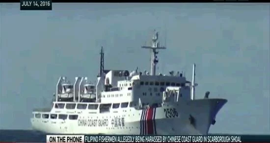 菲律宾船非法闯黄岩岛被中国海警拦截(图)(图2)