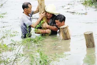 郑李龙:双肩筑起不倒的堤坝(图1) 郑李龙:双肩筑起不倒的堤坝(图1)