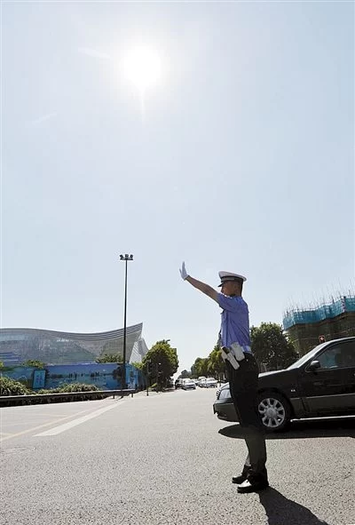 成都“焦警”战酷暑斗高温 每天少不了3瓶藿香正气液(图1) 成都“焦警”战酷暑斗高温 每天少不了3瓶藿香正气液(图1)