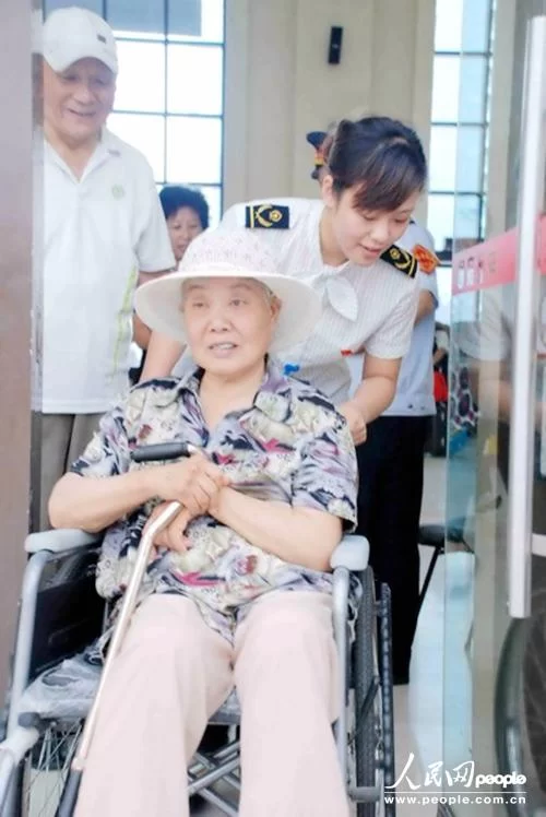 刘晓芸“阳光服务工作室”扮靓暑运(图1) 刘晓芸“阳光服务工作室”扮靓暑运(图1)