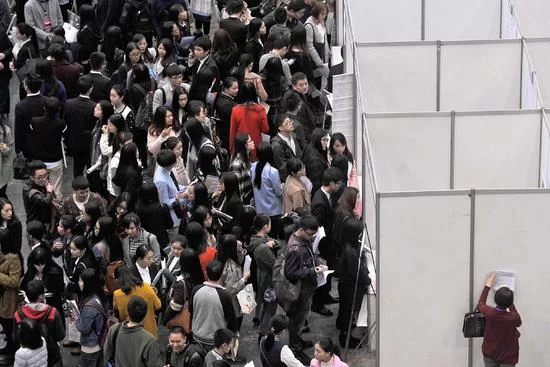 (中国就业版图流变) 中国寻求破解“就业难”与“招工难”并存困境(图2)