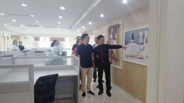 共有歌雅薇 携手共发展 成都市政协常委、市工商联副秘书长凌昌森一行到普瑞丝服饰公司调研并探讨(图2) 共有歌雅薇 携手共发展 成都市政协常委、市工商联副秘书长凌昌森一行到普瑞丝服饰公司调研并探讨(图2)