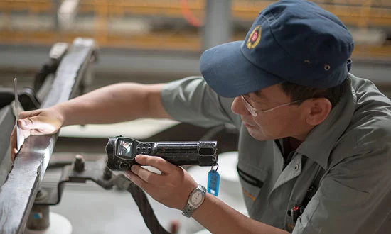 “动车医生”刘波:为“中国速度”保驾护航(图1) “动车医生”刘波:为“中国速度”保驾护航(图1)