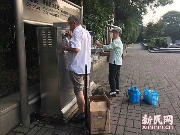 上海人民广场免费直饮水:有人用桶接 有人洗漱(图1) 上海人民广场免费直饮水:有人用桶接 有人洗漱(图1)