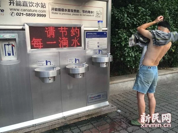 上海人民广场免费直饮水:有人用桶接 有人洗漱(图2) 上海人民广场免费直饮水:有人用桶接 有人洗漱(图2)