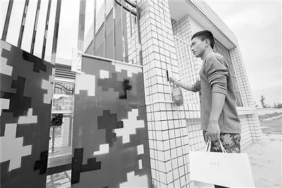 官兵请假外出“刷手机”就可出营门(图3) 官兵请假外出“刷手机”就可出营门(图3)