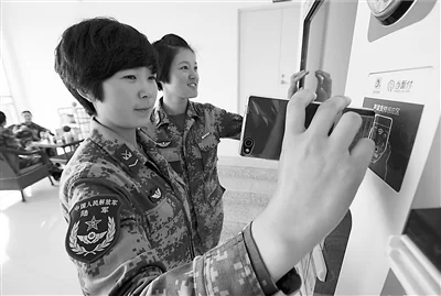 官兵请假外出“刷手机”就可出营门(图1) 官兵请假外出“刷手机”就可出营门(图1)