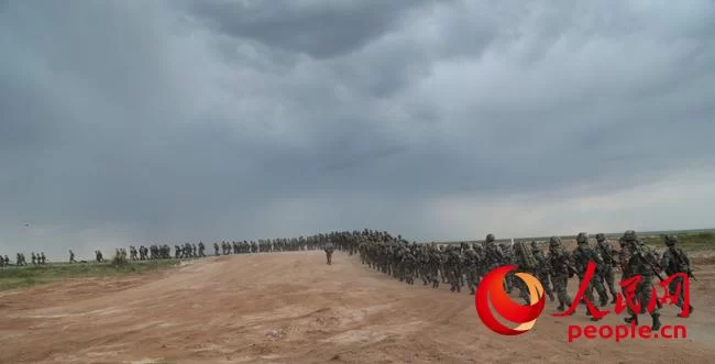 决战朱日和:金戈铁马军旗红 沙场点兵炮声隆(图2) 决战朱日和:金戈铁马军旗红 沙场点兵炮声隆(图2)