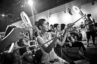 “爆红”的网络直播有多少花招(图1) “爆红”的网络直播有多少花招(图1)