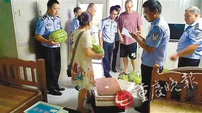 重庆女果贩撞伤老太 伤者家人：你们不易，算了(图1)