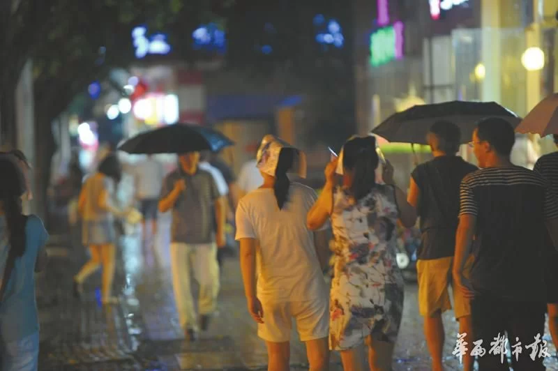 “豪雨”提前到 成都气温今起进入“2”字头(图1) “豪雨”提前到 成都气温今起进入“2”字头(图1)