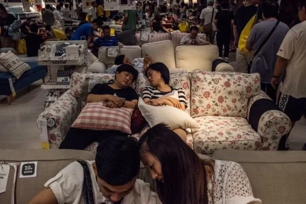 美媒称中国人爱去宜家睡觉:随时入睡"天赋异禀"(图1) 美媒称中国人爱去宜家睡觉:随时入睡"天赋异禀"(图1)