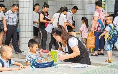 西安小学陆续开学 多数"幼升小"家长有"入学焦虑症"(图2) 西安小学陆续开学 多数"幼升小"家长有"入学焦虑症"(图2)
