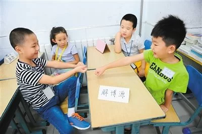 西安小学陆续开学 多数"幼升小"家长有"入学焦虑症"(图3) 西安小学陆续开学 多数"幼升小"家长有"入学焦虑症"(图3)