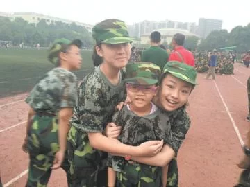 开学季·成都最小初中生:不要把我当“萌宠” (图1) 开学季·成都最小初中生:不要把我当“萌宠” (图1)