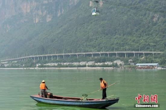 滇池泣血的警示:昔日游泳景象不在 远远能闻恶臭(图1) 滇池泣血的警示:昔日游泳景象不在 远远能闻恶臭(图1)