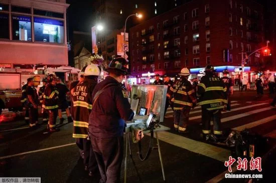 当地时间9月17日,美国纽约消防部门表示,纽约曼哈顿区切尔西社区的一个垃圾桶疑似被投放爆炸装置,警察已经封锁了该区域。 美国纽约曼哈顿爆炸已致29人受伤 一人伤势严重(图1)