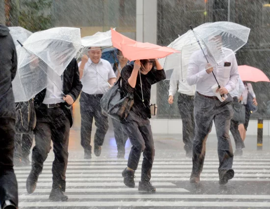 强台风横扫半个日本暴雨成灾 致36人伤2人失踪(图1) 强台风横扫半个日本暴雨成灾 致36人伤2人失踪(图1)