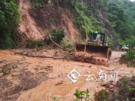 云南景东山洪滑坡 1人遇难3600余人受灾(组图)(图4) 云南景东山洪滑坡 1人遇难3600余人受灾(组图)(图4)
