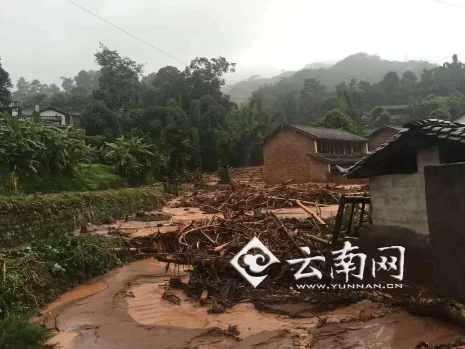 云南景东山洪滑坡 1人遇难3600余人受灾(组图)(图2) 云南景东山洪滑坡 1人遇难3600余人受灾(组图)(图2)