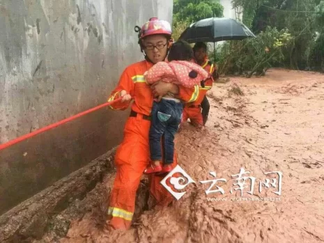 云南景东山洪滑坡 1人遇难3600余人受灾(组图)(图1) 云南景东山洪滑坡 1人遇难3600余人受灾(组图)(图1)