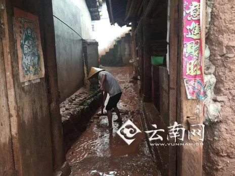 云南景东山洪滑坡 1人遇难3600余人受灾(组图)(图3) 云南景东山洪滑坡 1人遇难3600余人受灾(组图)(图3)