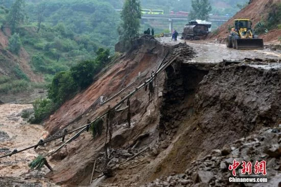 民政部:强降雨致四川云南23人死亡失踪(图)(图1) 民政部:强降雨致四川云南23人死亡失踪(图)(图1)