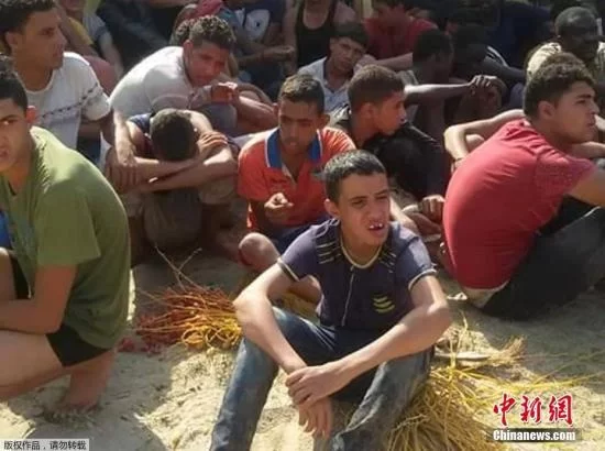 载600名移民船只在埃及海岸倾覆 已致42人遇难(图1) 载600名移民船只在埃及海岸倾覆 已致42人遇难(图1)