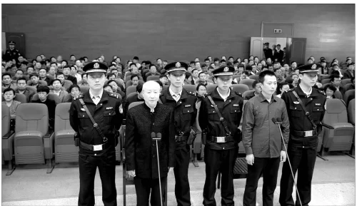 县委书记因妻看不起农村家人 心怀愧疚放任亲人捞钱(图1) 县委书记因妻看不起农村家人 心怀愧疚放任亲人捞钱(图1)