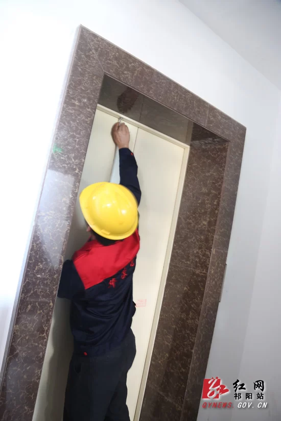 祁阳开展电梯应急救援演练(组图)(图4) 祁阳开展电梯应急救援演练(组图)(图4)