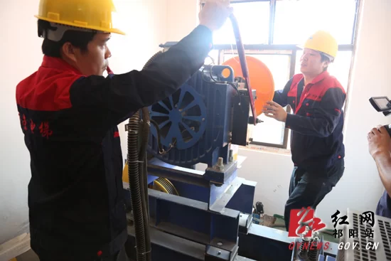 祁阳开展电梯应急救援演练(组图)(图3) 祁阳开展电梯应急救援演练(组图)(图3)