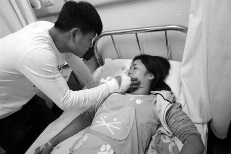 工厂气瓶爆炸隔壁小区居民受伤 (图2) 工厂气瓶爆炸隔壁小区居民受伤 (图2)