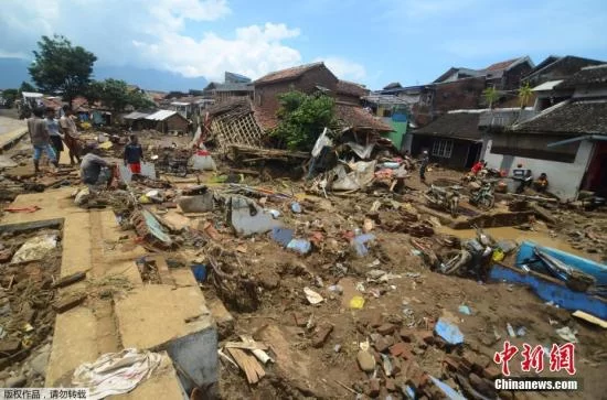 印尼西部暴雨引发山洪滑坡 致26人死亡19人失踪(图1) 印尼西部暴雨引发山洪滑坡 致26人死亡19人失踪(图1)