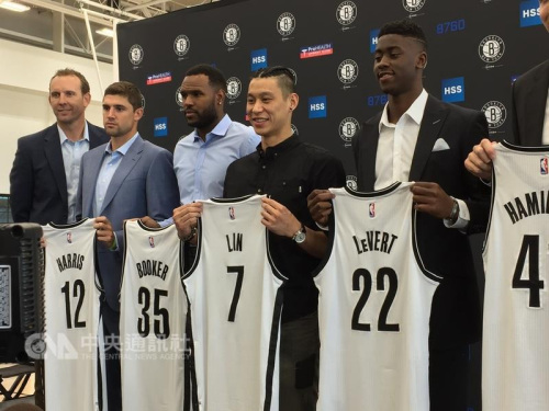 美国职篮NBA布鲁克林篮网队总教练艾特金森21日表示,他相信林书豪(左4)已准备好承担重任,新球季就是他职篮生涯的黄金时期。图为林书豪7月20日拿着球衣正式加入篮网队。(“中央社”档案照片) 林书豪黄金时期何时到? 篮网教练:就在新球季(图1)