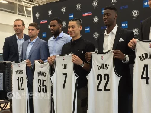 美国职篮NBA布鲁克林篮网队总教练艾特金森21日表示,他相信林书豪(左4)已准备好承担重任,新球季就是他职篮生涯的黄金时期。图为林书豪7月20日拿着球衣正式加入篮网队。(“中央社”档案照片) 林书豪黄金时期何时到? 篮网教练:就在新球季(图1)