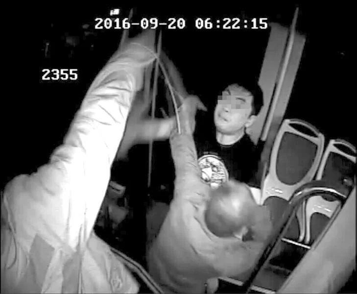 公交司机不抢黄灯 男乘客不满竟提伞暴打(图)(图1)