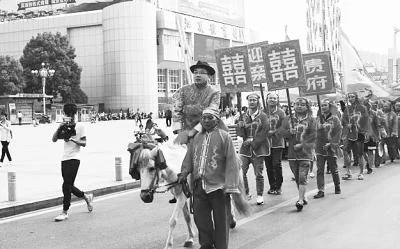 武汉红袍新郎骑白马闹市迎新娘 交警:不可取(图)(图1) 武汉红袍新郎骑白马闹市迎新娘 交警:不可取(图)(图1)