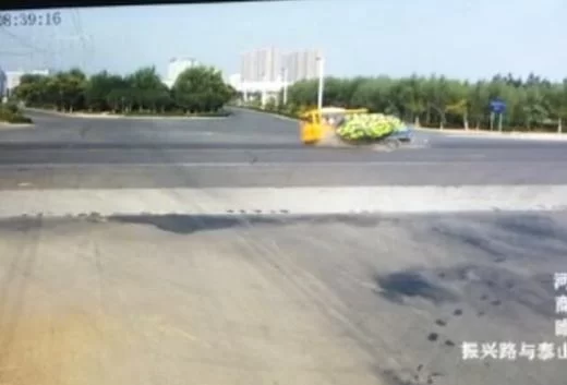 河南睢县校车与货车相撞事故最新进展:2人死亡(图1) 河南睢县校车与货车相撞事故最新进展:2人死亡(图1)