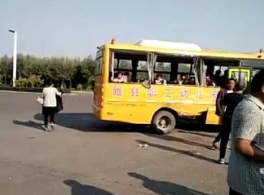 河南睢县校车与货车相撞事故最新进展:2人死亡(图2) 河南睢县校车与货车相撞事故最新进展:2人死亡(图2)