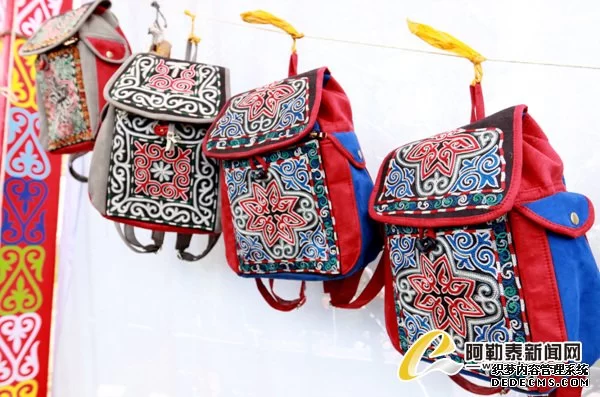 哈萨克刺绣在阿勒泰第四届特色商品展销会上大放异彩(图3) 哈萨克刺绣在阿勒泰第四届特色商品展销会上大放异彩(图3)