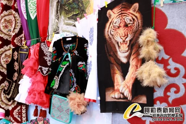 哈萨克刺绣在阿勒泰第四届特色商品展销会上大放异彩(图2) 哈萨克刺绣在阿勒泰第四届特色商品展销会上大放异彩(图2)