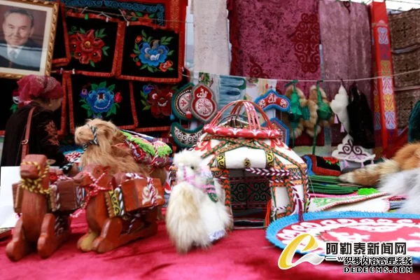 哈萨克刺绣在阿勒泰第四届特色商品展销会上大放异彩(图6) 哈萨克刺绣在阿勒泰第四届特色商品展销会上大放异彩(图6)