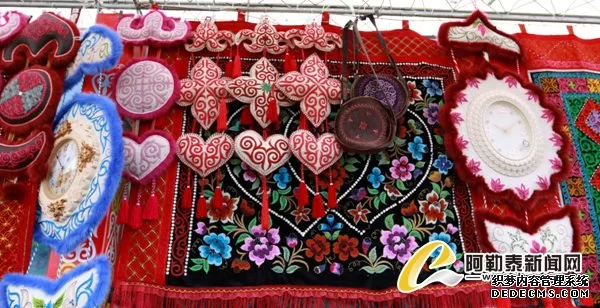 哈萨克刺绣在阿勒泰第四届特色商品展销会上大放异彩(图5) 哈萨克刺绣在阿勒泰第四届特色商品展销会上大放异彩(图5)