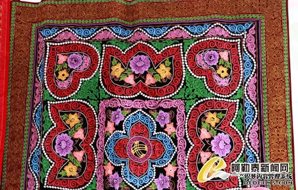 哈萨克刺绣在阿勒泰第四届特色商品展销会上大放异彩(图4) 哈萨克刺绣在阿勒泰第四届特色商品展销会上大放异彩(图4)