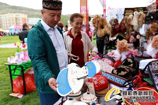 哈萨克刺绣在阿勒泰第四届特色商品展销会上大放异彩(图7) 哈萨克刺绣在阿勒泰第四届特色商品展销会上大放异彩(图7)