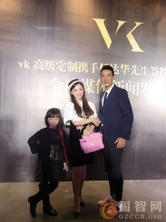乐乐酵企业代表在任达华代言百男大秀及其VK正装品牌的新闻发布会上握手致意,并确定下一站深圳的合作关系