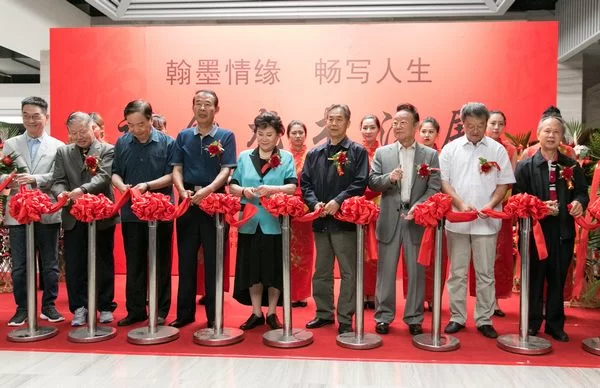 “翰墨情缘 畅写人生——谢金龙书法展”在京开幕(图1) “翰墨情缘 畅写人生——谢金龙书法展”在京开幕(图1)