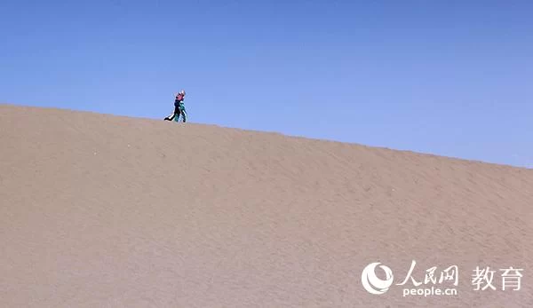 月牙泉边的“美容师”(图1)