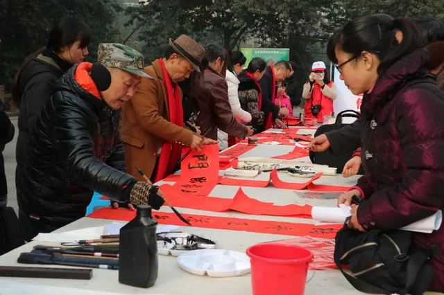 成都双流:情暖环卫“送春联” 互动答题“播”知识(图3) 成都双流:情暖环卫“送春联” 互动答题“播”知识(图3)