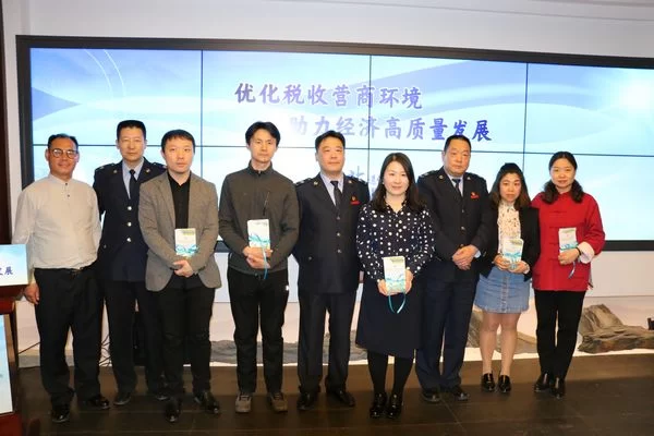 税收优惠助力非遗 “非遗传承税宣行”走进北京前门大街(图2) 税收优惠助力非遗 “非遗传承税宣行”走进北京前门大街(图2)